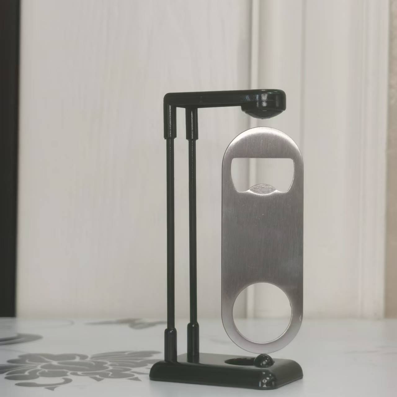 Home Bar Supplies - ビール用磁気浮上ボトルオープナー、バー、パブ、クラブ、レストラン、家庭用、夏の飲料アクセサリー、キッチン用品、クリエイティブな装飾品、クリスマス、ハロウィーンのギフトに最適です。